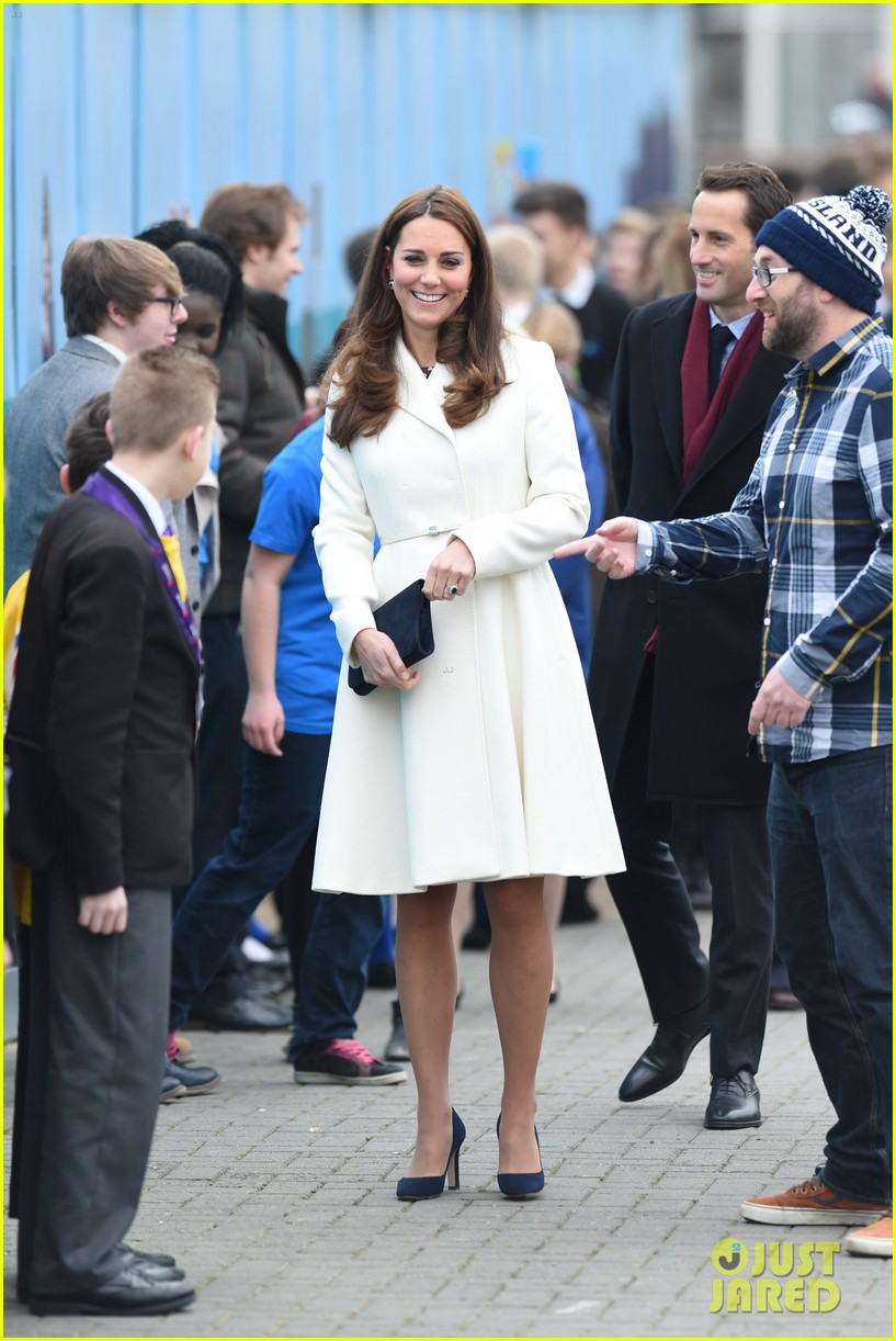 kate middleton tries her hand at painting 163302736