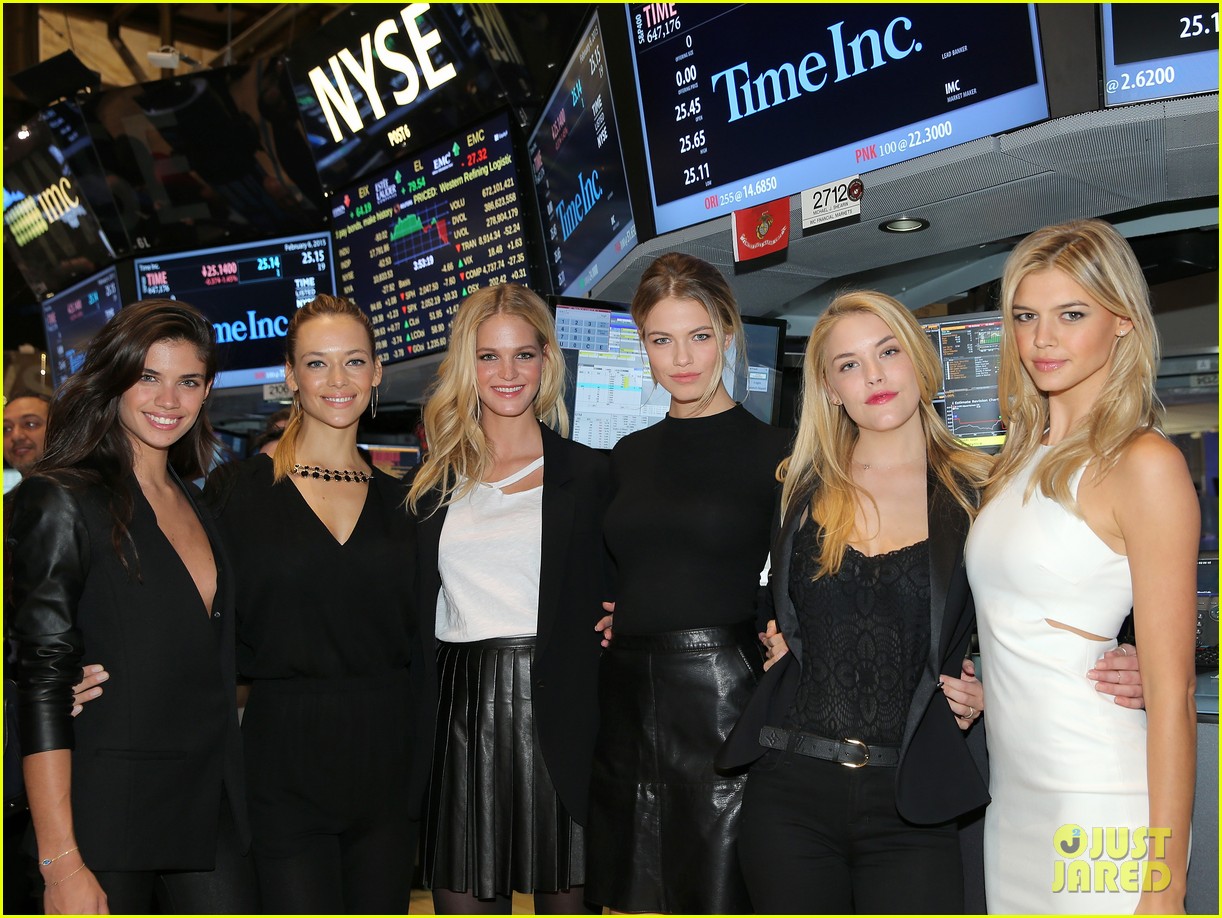 sports illustrated models ring closing stock exchange bell 033298495