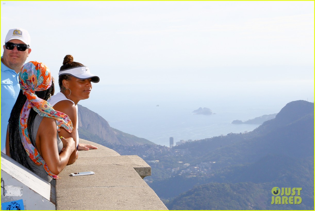 queen latifah visits the christ the redeemer statue in brazil 063295447