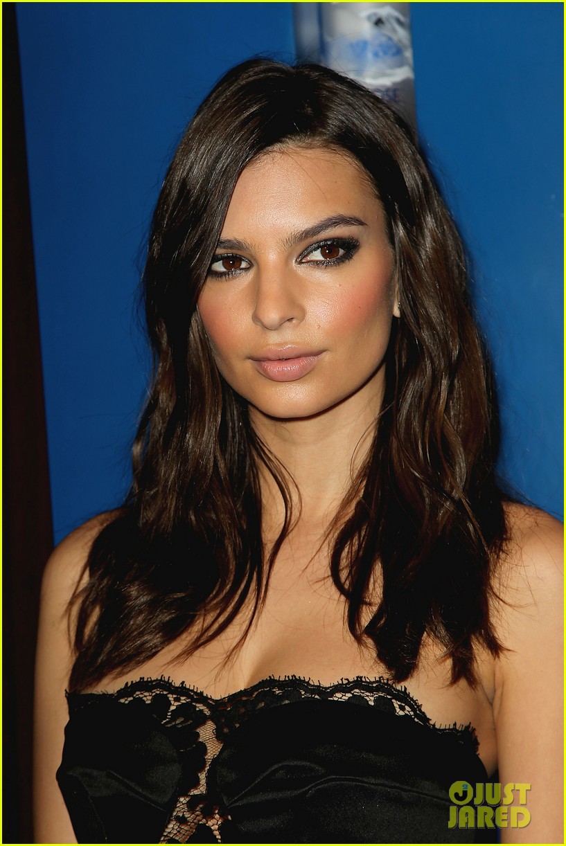 Emily Ratajkowski Glammed Up NYC for Grammys Viewing Party: Photo ...