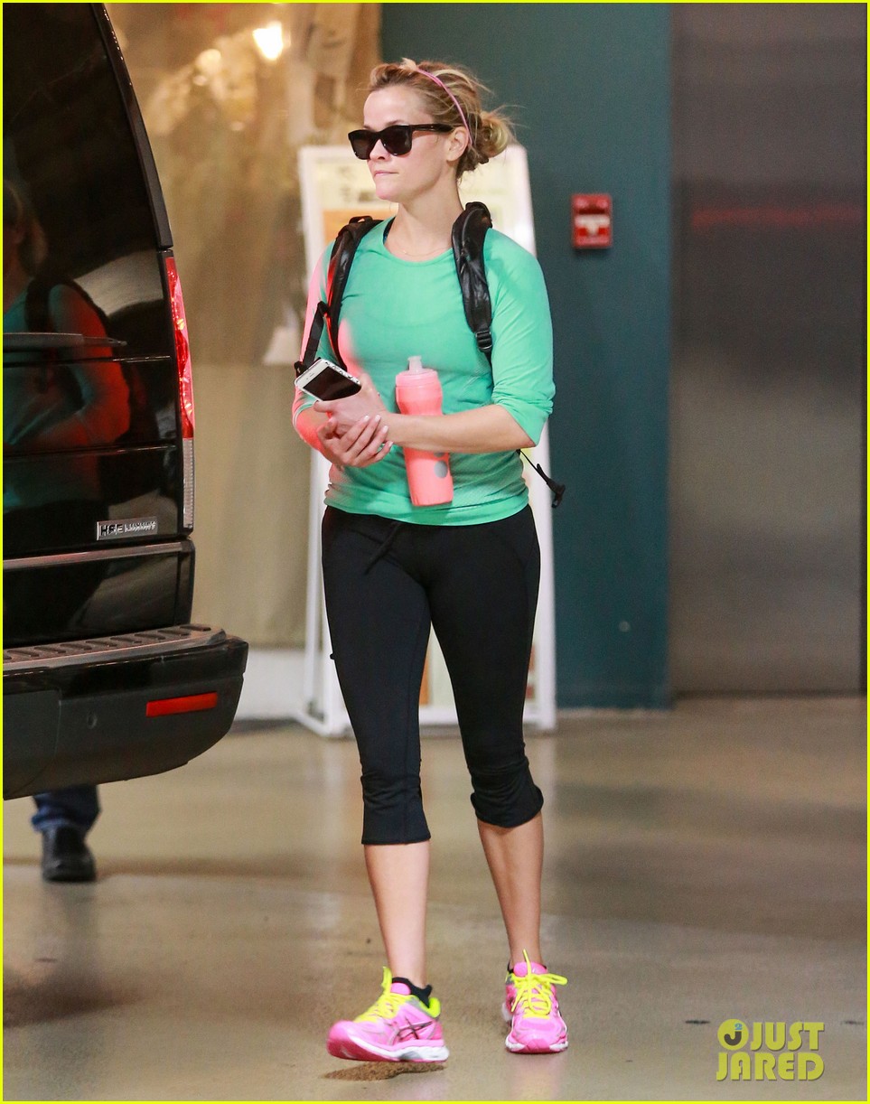 reese witherspoon starts oscar weekend off at the gym 103309250