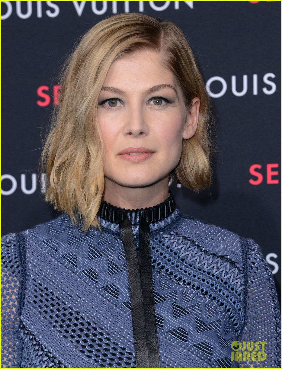 rosamund pike sliced dead pigs throat gone girl research 27