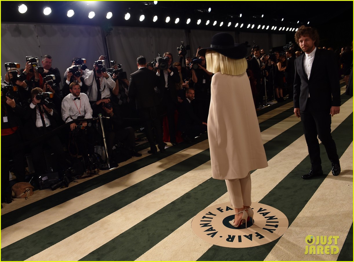 Sia Shows Her Face at Elton John's Oscars 2015 Party! Photo 3311393