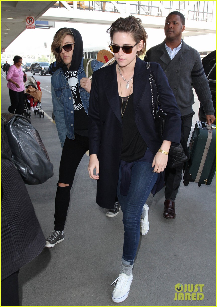 kristen stewart alicia cargile fly out together 113295798
