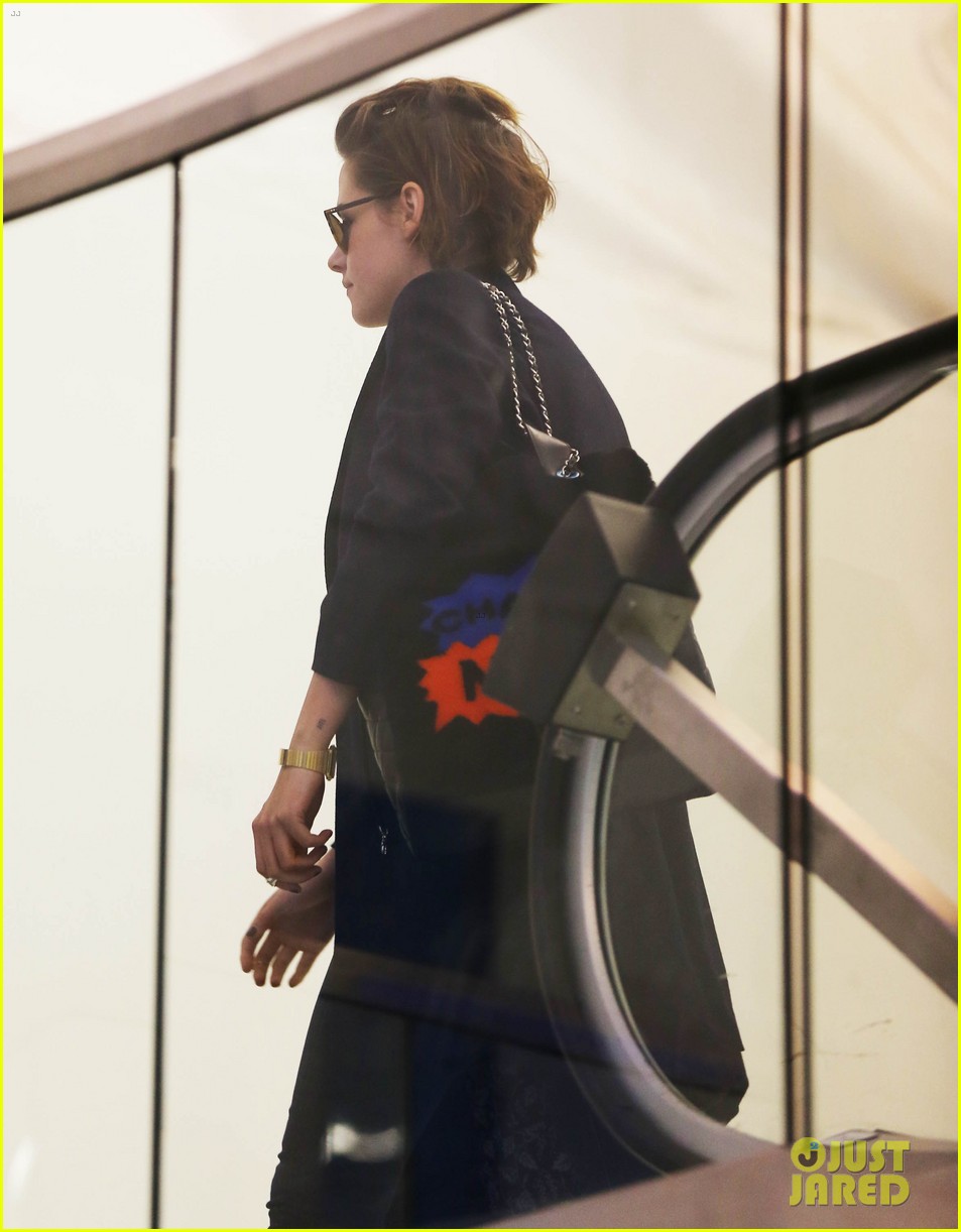 kristen stewart alicia cargile fly out together 123295799
