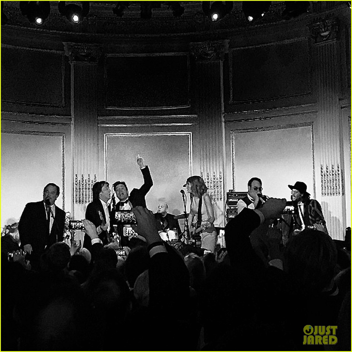 Taylor Swift & Paul McCartney 'Shake It Off' Together at 'SNL 40' After