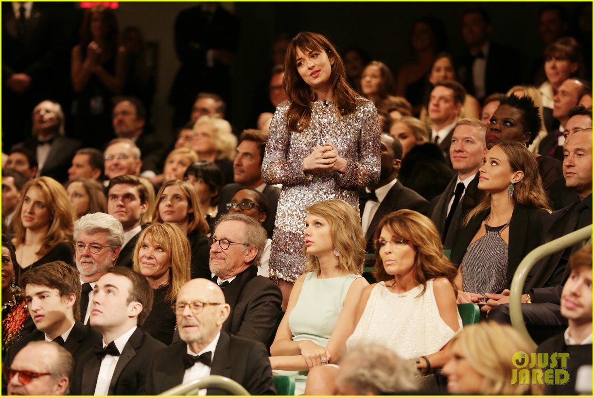 taylor swift sarah palin sit together in snl 40 audience 03