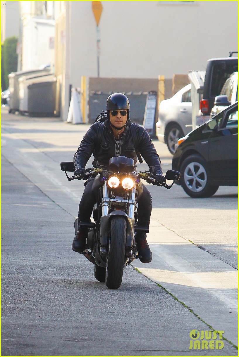 justin theroux rides motorcycle around town 123307379