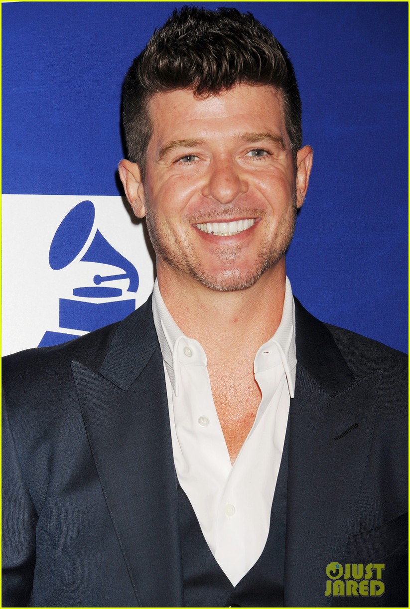 robin thicke attends pre grammy party 02