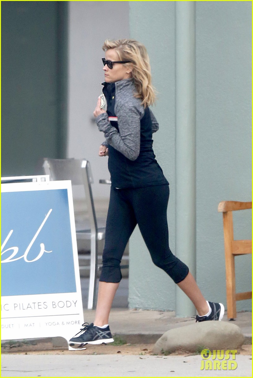 reese witherspoon very busy la 013296487