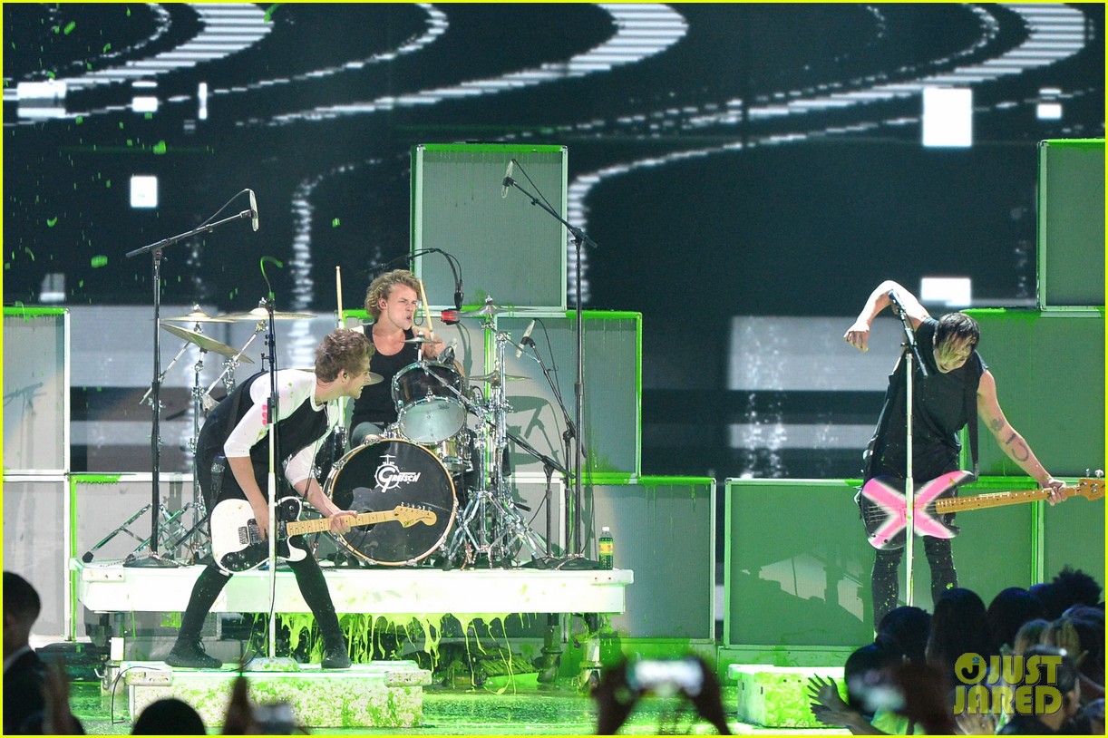 5 seconds of summer kcas performance video 093335631