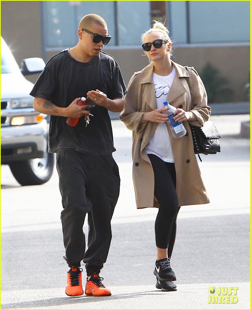 ashlee simpson supports evan ross music career 253329850