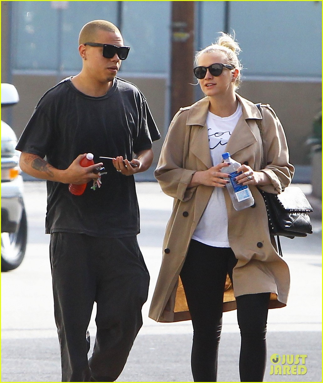 ashlee simpson supports evan ross music career 263329851