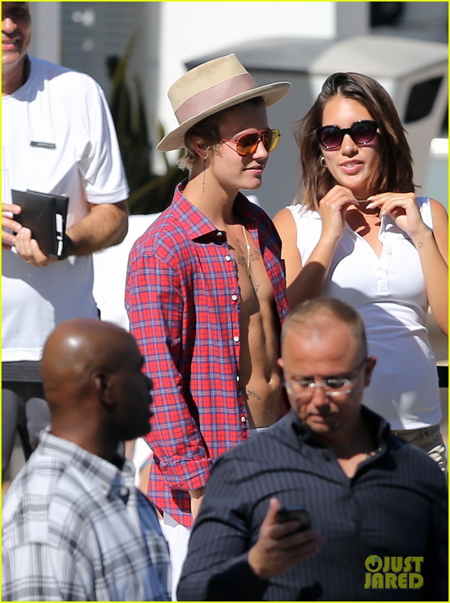 justin bieber relaxes poolside after mens health story 153320240