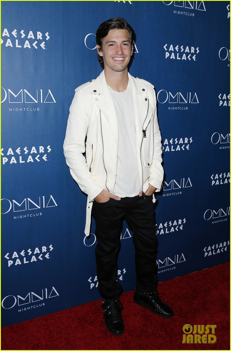 Justin Bieber Says 'Whatever' About Selena Gomez Roast Jokes Photo