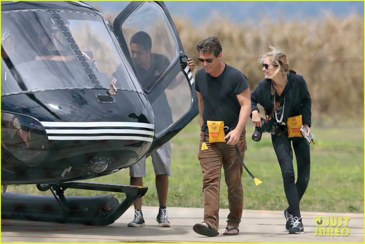 Josh Brolin Smooches Girlfriend Kathryn Boyd In Front Of Her Family in