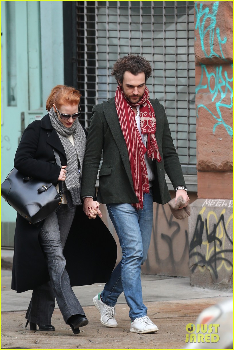 jessica chastain holds hands with boyfriend in nyc 08