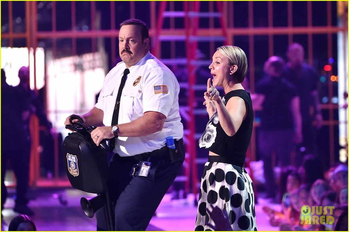 kaley cuoco puts paul blart in his place at kcas 2015 083335577