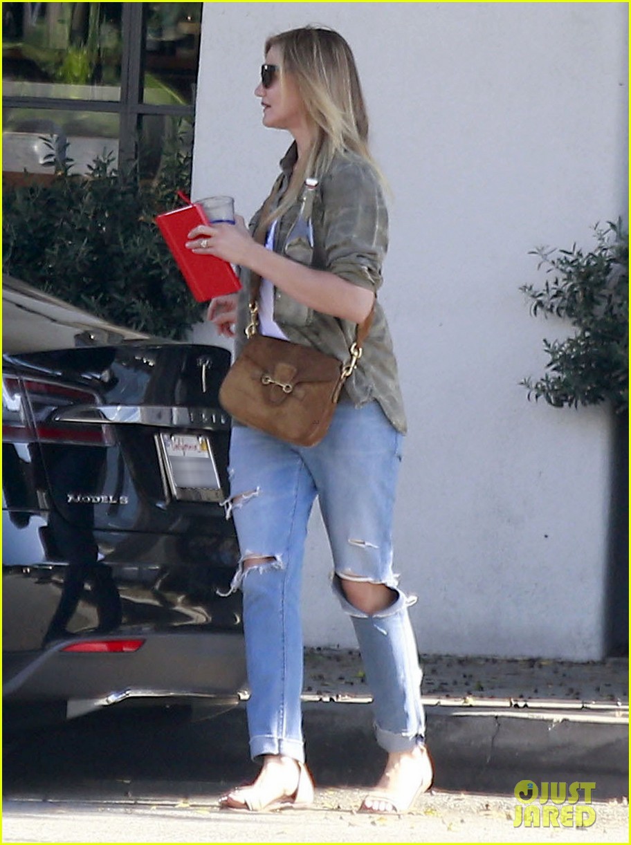 cameron diaz gets her hair done in beverly hills 013332290