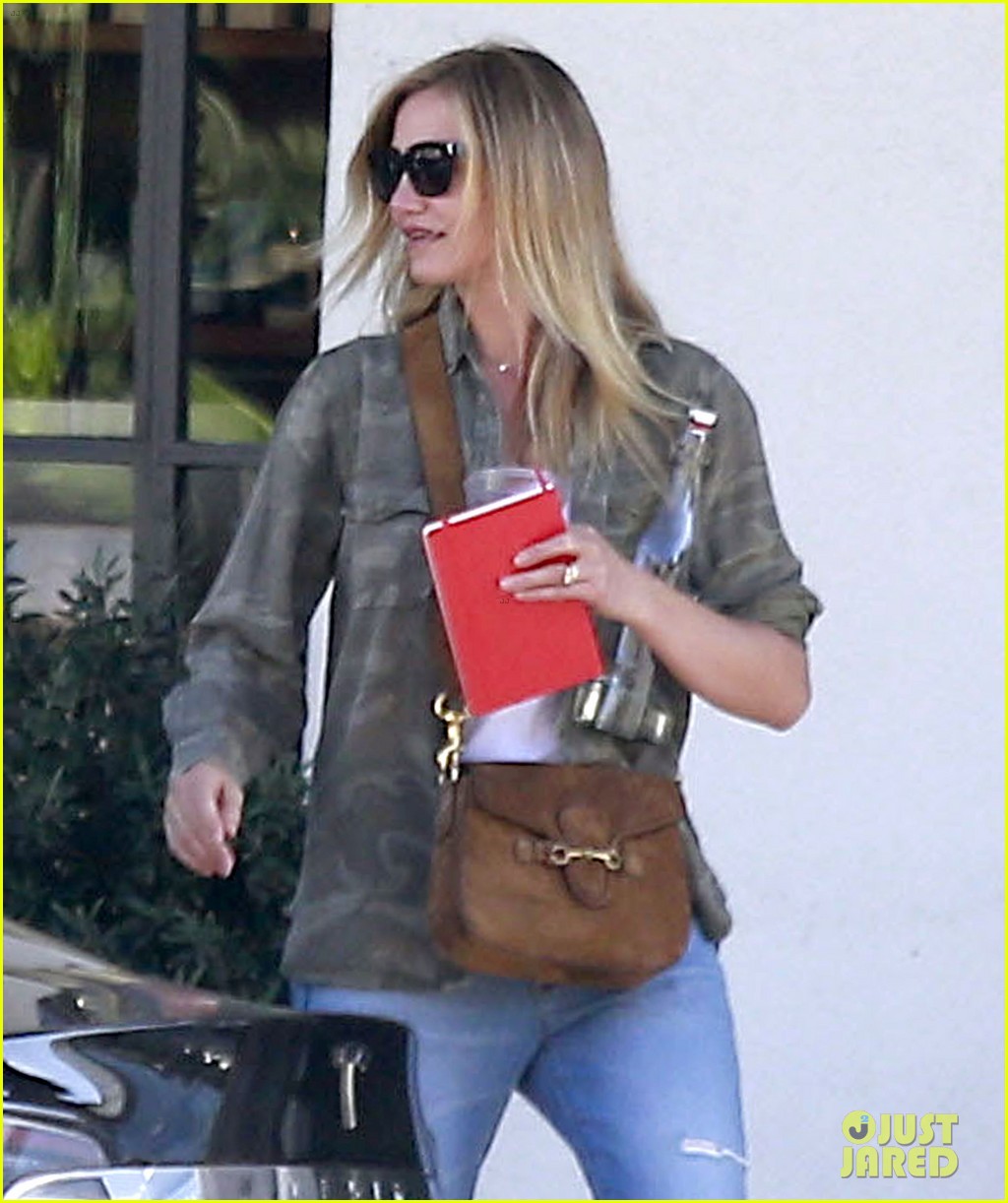 cameron diaz gets her hair done in beverly hills 08