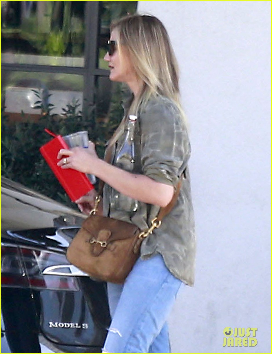 cameron diaz gets her hair done in beverly hills 113332300
