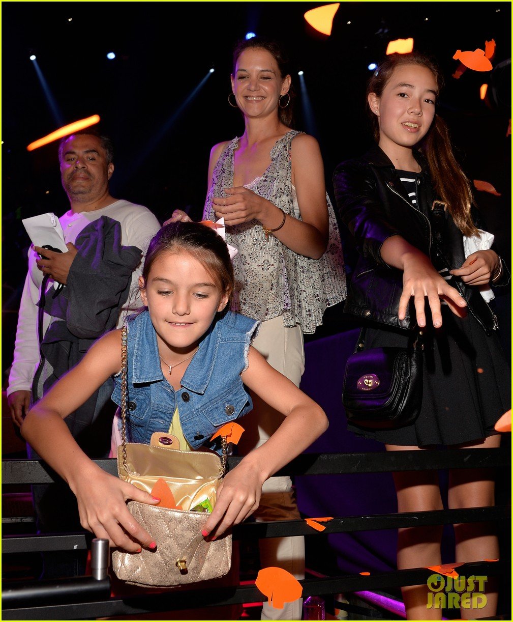 suri cruise has a blast at kcas 2015 with mom katie holmes 05