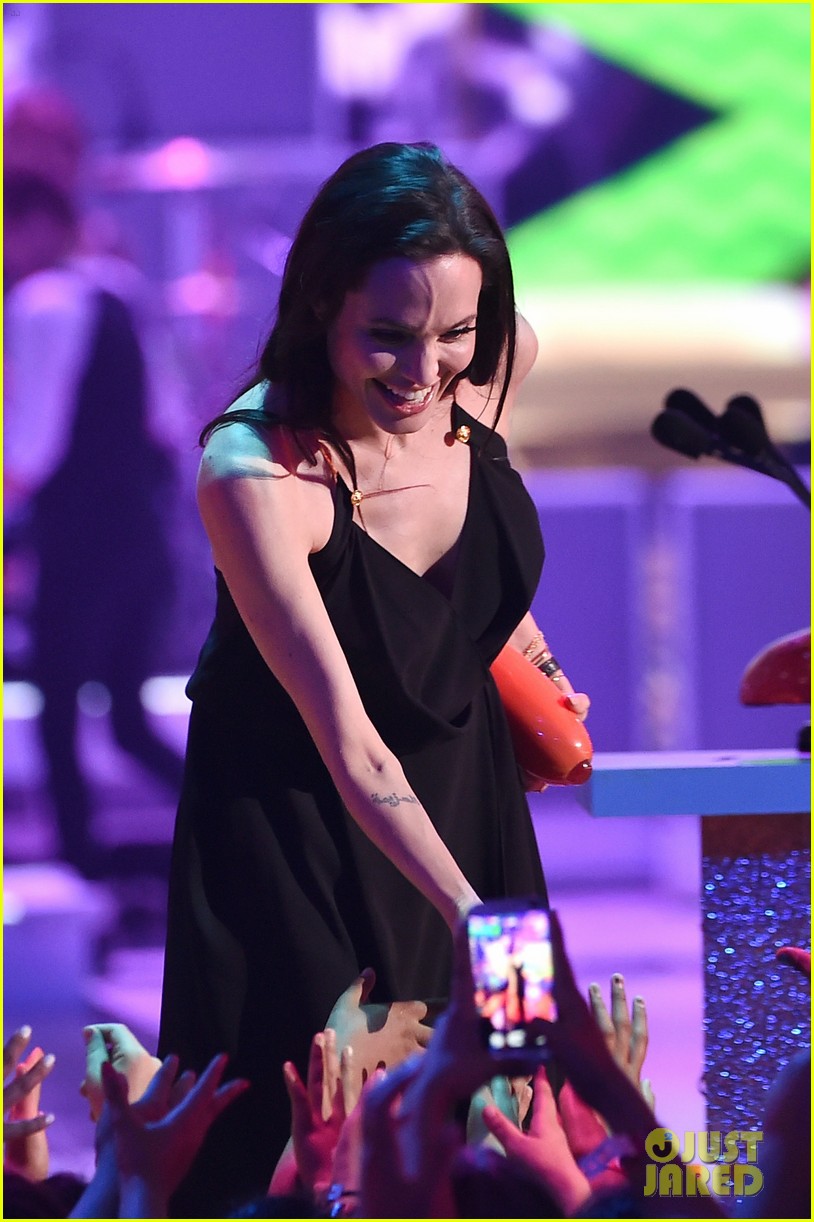 angelina jolie has inspiring message for kids at kcas 2015 103335702