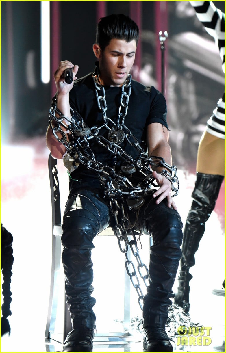 Nick Jonas Performs 'Chains' at iHeartRadio Music Awards 2015 (Video