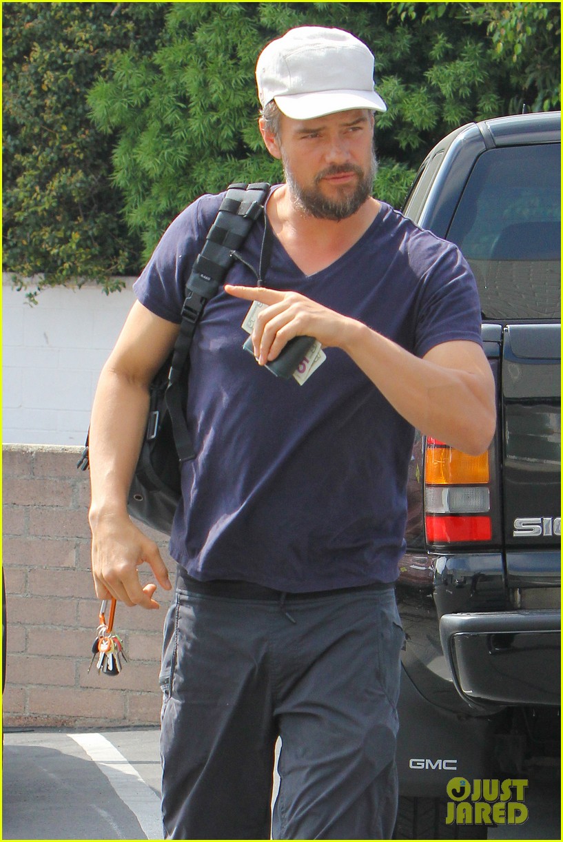 josh duhamel heads to work for the weekend 043331479