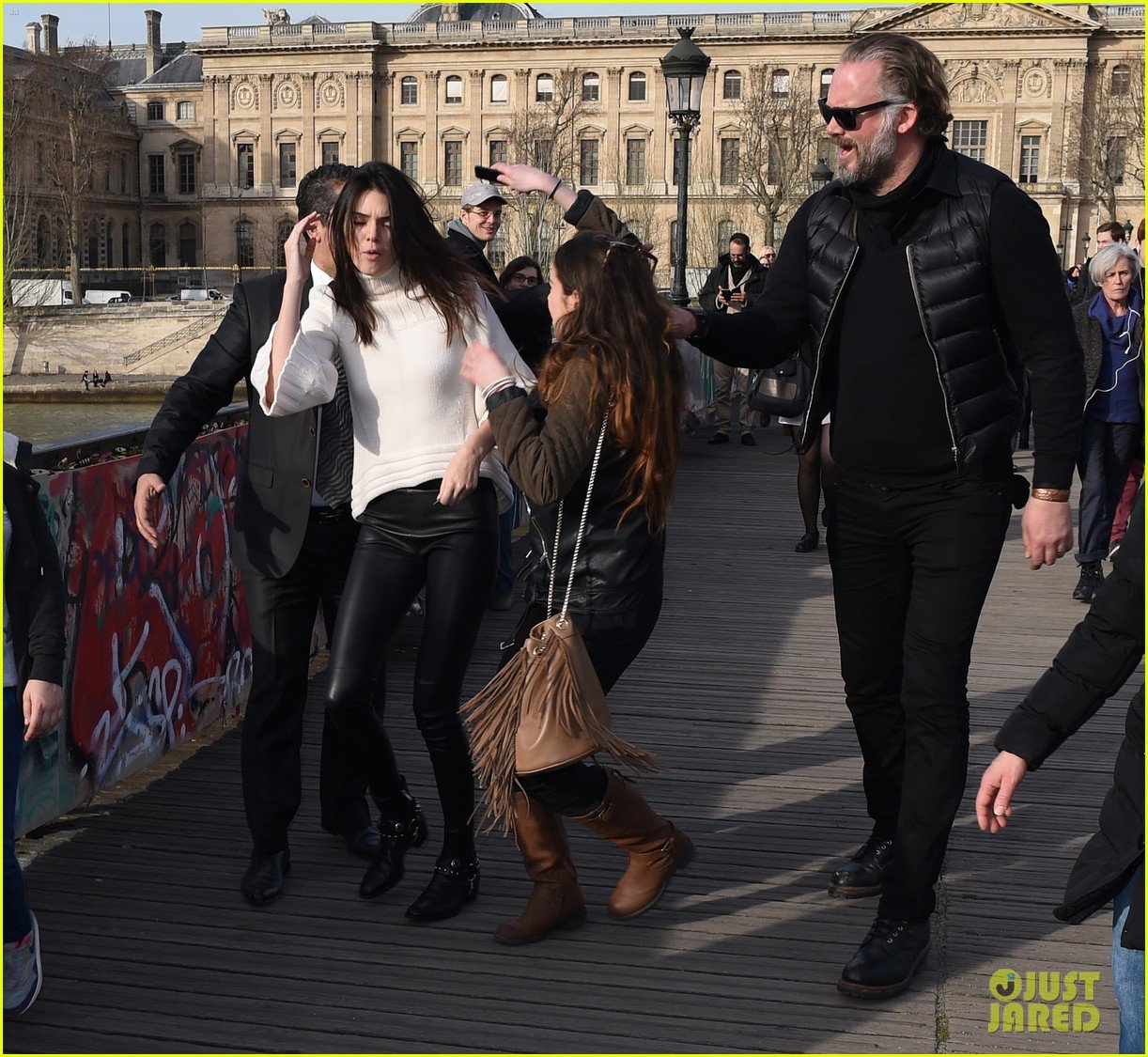 kendall jenner attacked by a fan in paris 01