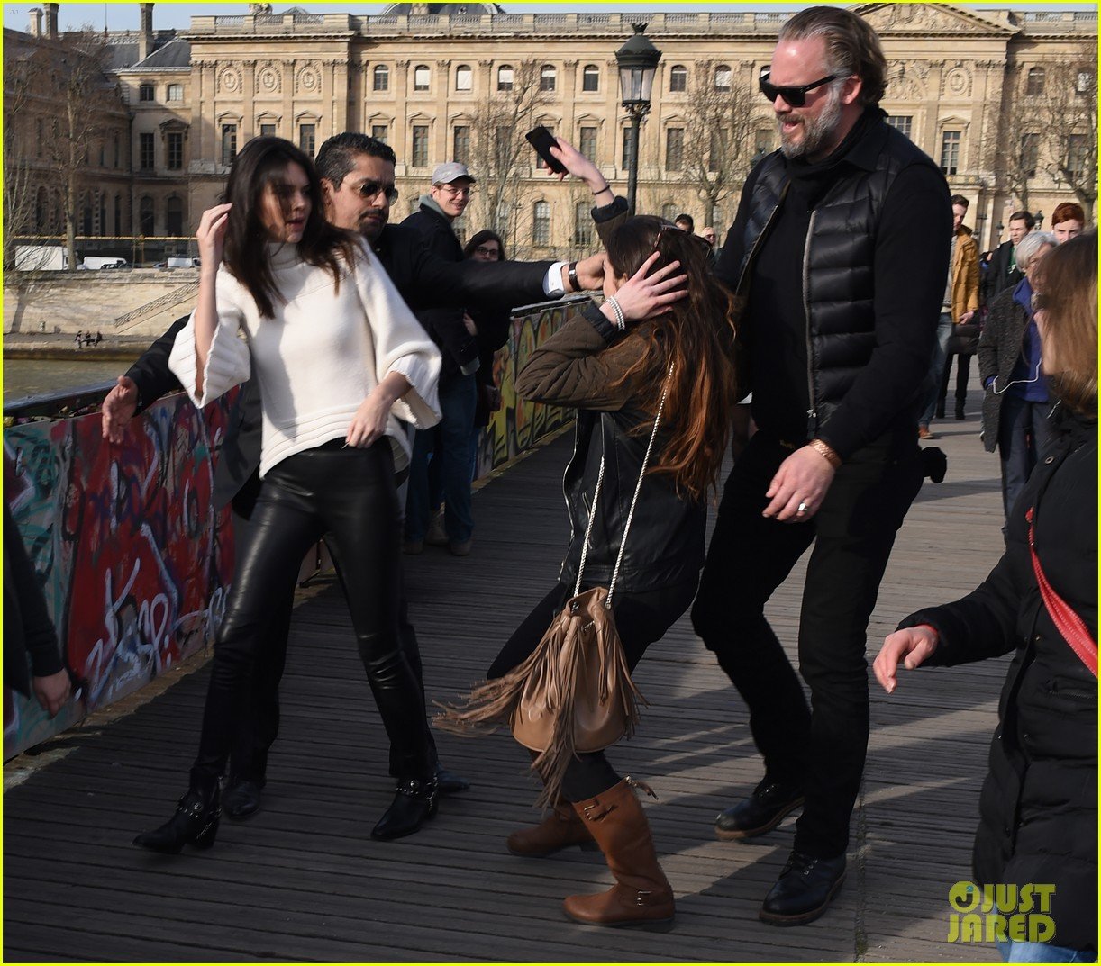 kendall jenner attacked by a fan in paris 213320152