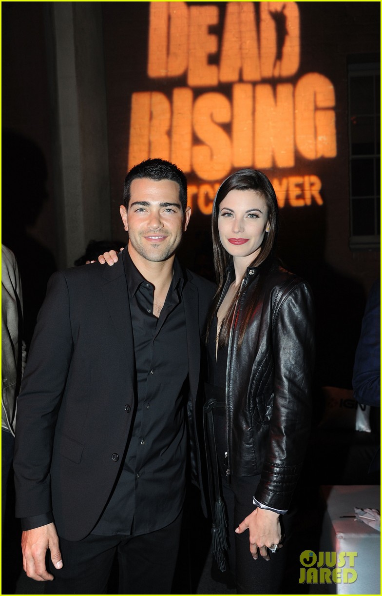 jesse metcalfe gets support from girlfriend cara santana at dead rising 16
