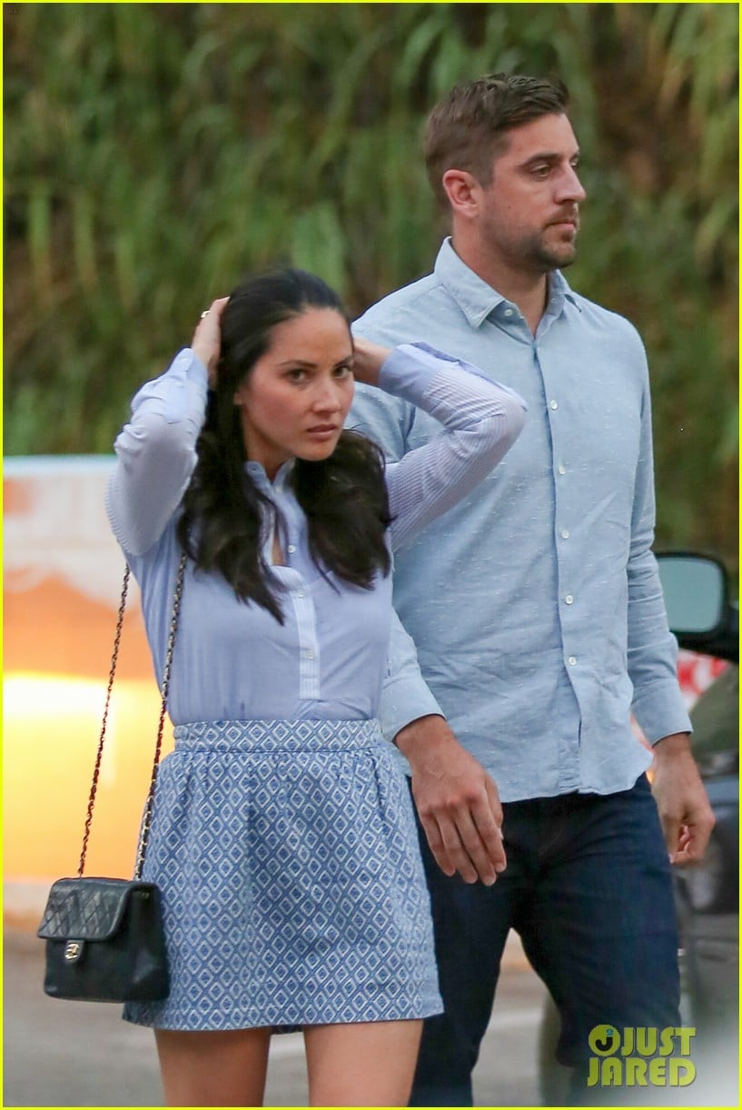 olivia munn aaron rodgers hold hands lunch 013336090