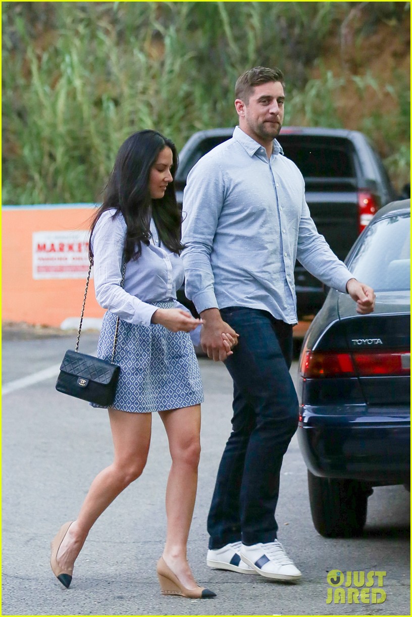 olivia munn aaron rodgers hold hands lunch 113336100