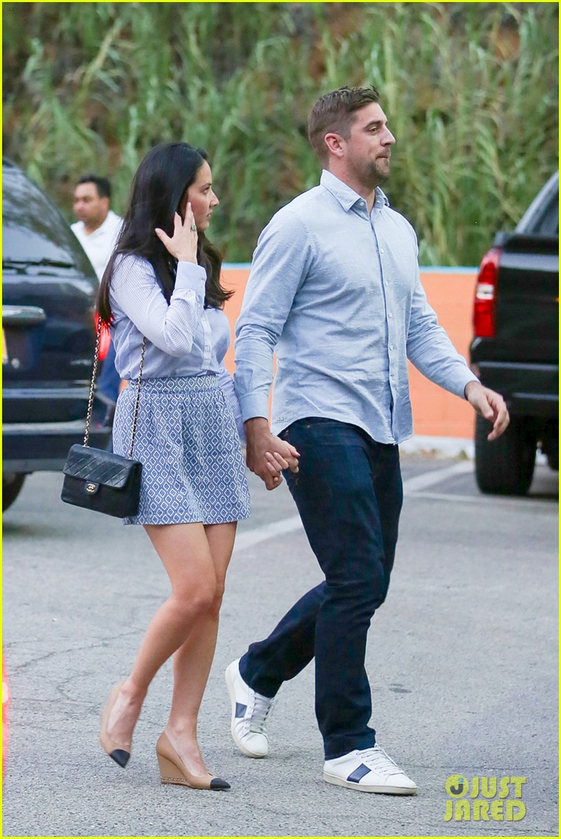 olivia munn aaron rodgers hold hands lunch 133336102