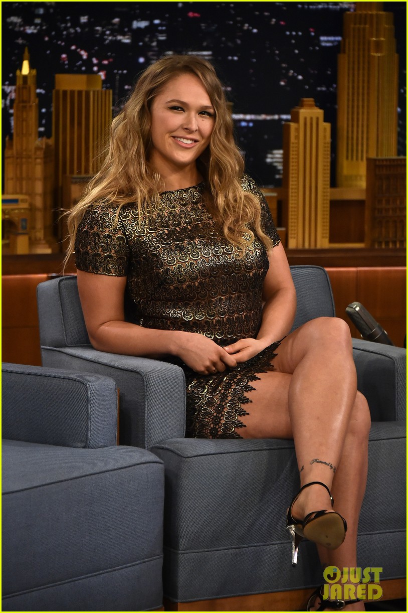 ronda rousey tests her arm breaking mma maneuver on jimmy fallon 073333182