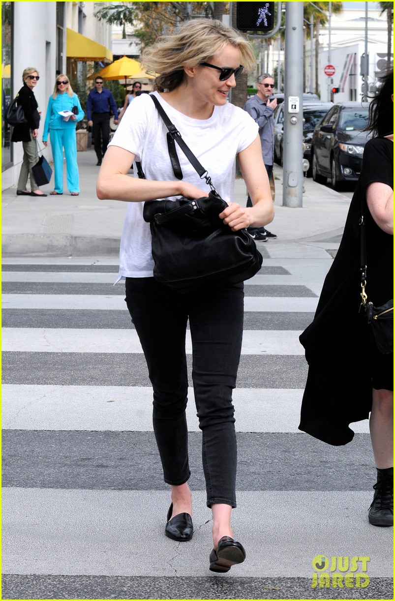 taylor schilling hung out with carrie brownstein 073328878