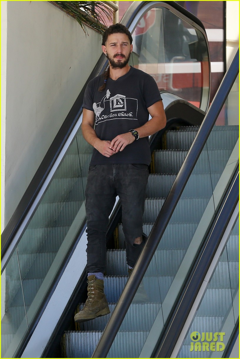 shia labeouf stops for lunch 033335137