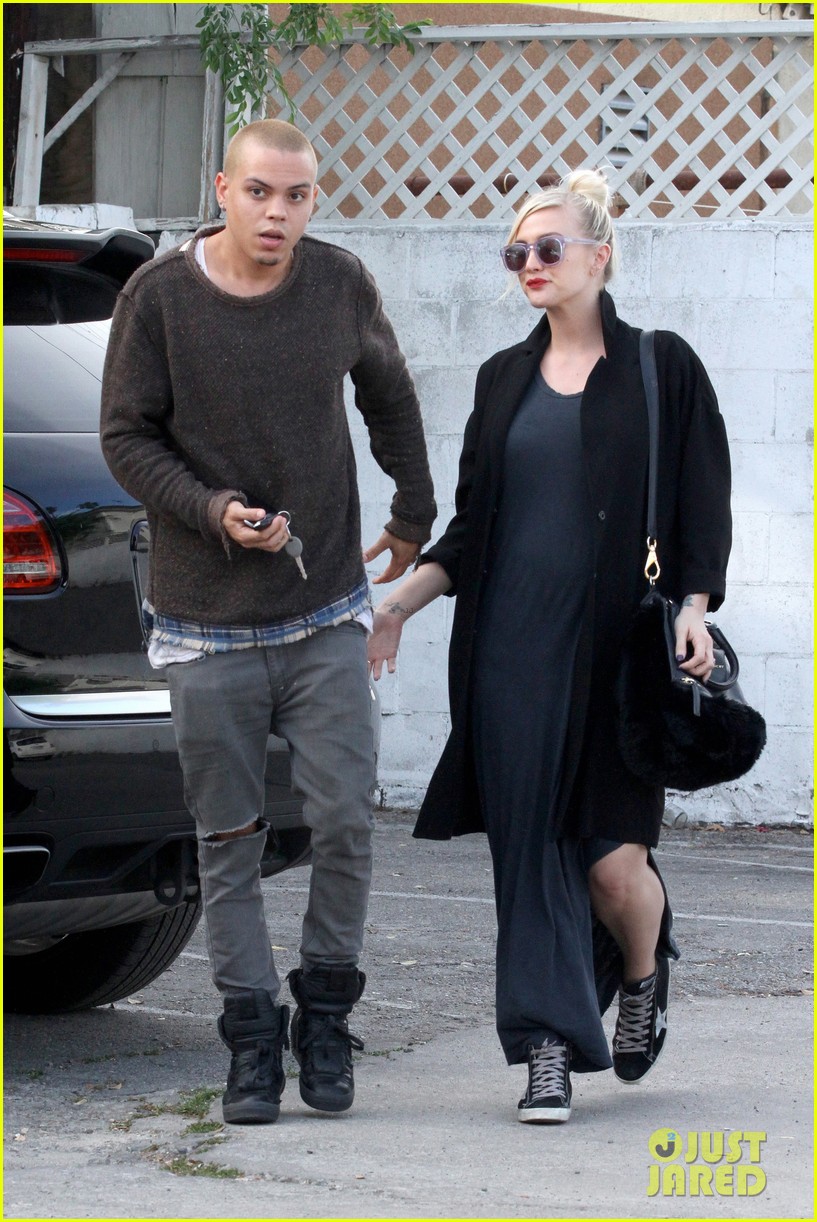 Ashlee Simpson & Evan Ross Grab Food For Their Baby! Photo 3329113
