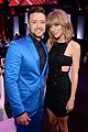 justin timberlake taylor swift sit together at iheartradio music awards 2015 07