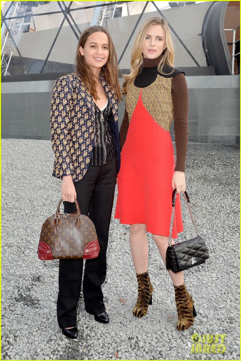 michelle williams jennifer connelly more sit front row at the louis vuitton 15