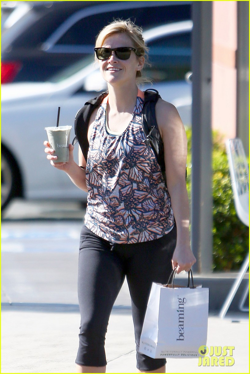 reese witherspoon beaming after her workout 32