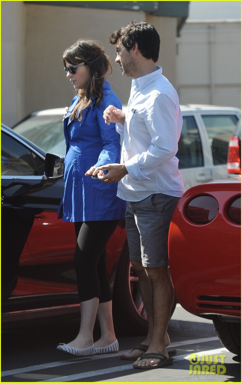 pregnant zooey deschanel grabs lunch with fiance 093331078