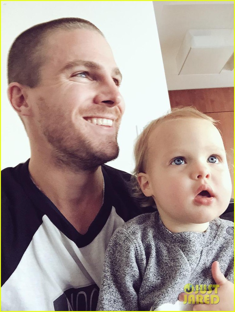 Stephen Amell Live Tweets 'Arrow' With Baby Mavi on His Lap! Photo(02)