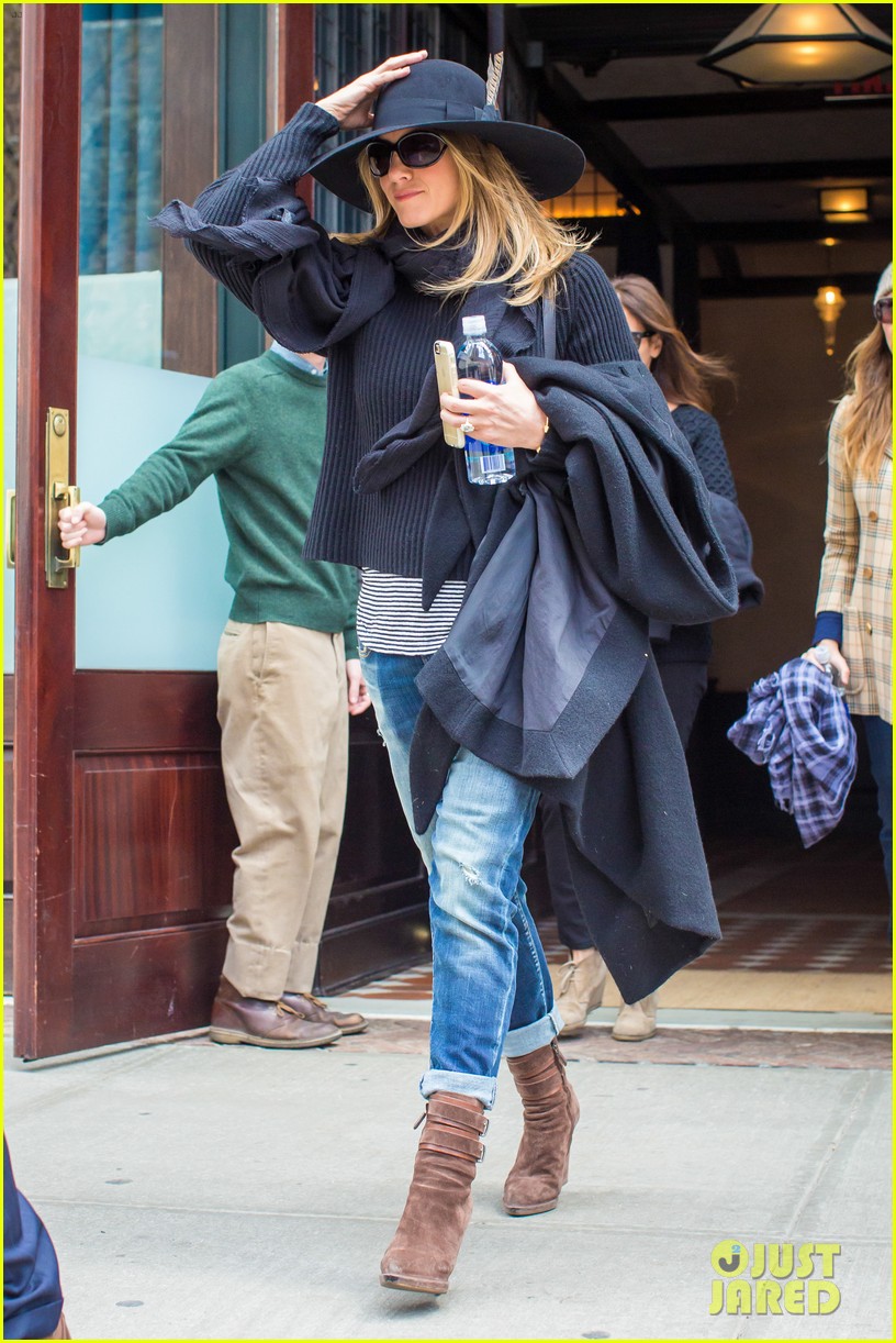 Jennifer Aniston Uses Her Friends' Hair Like They're 'Barbie Dolls(02)
