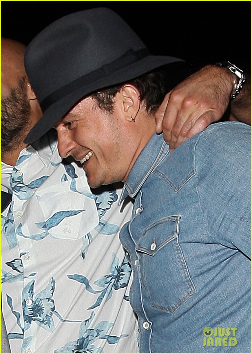 orlando bloom leaves the nice guy with a friend 033340314
