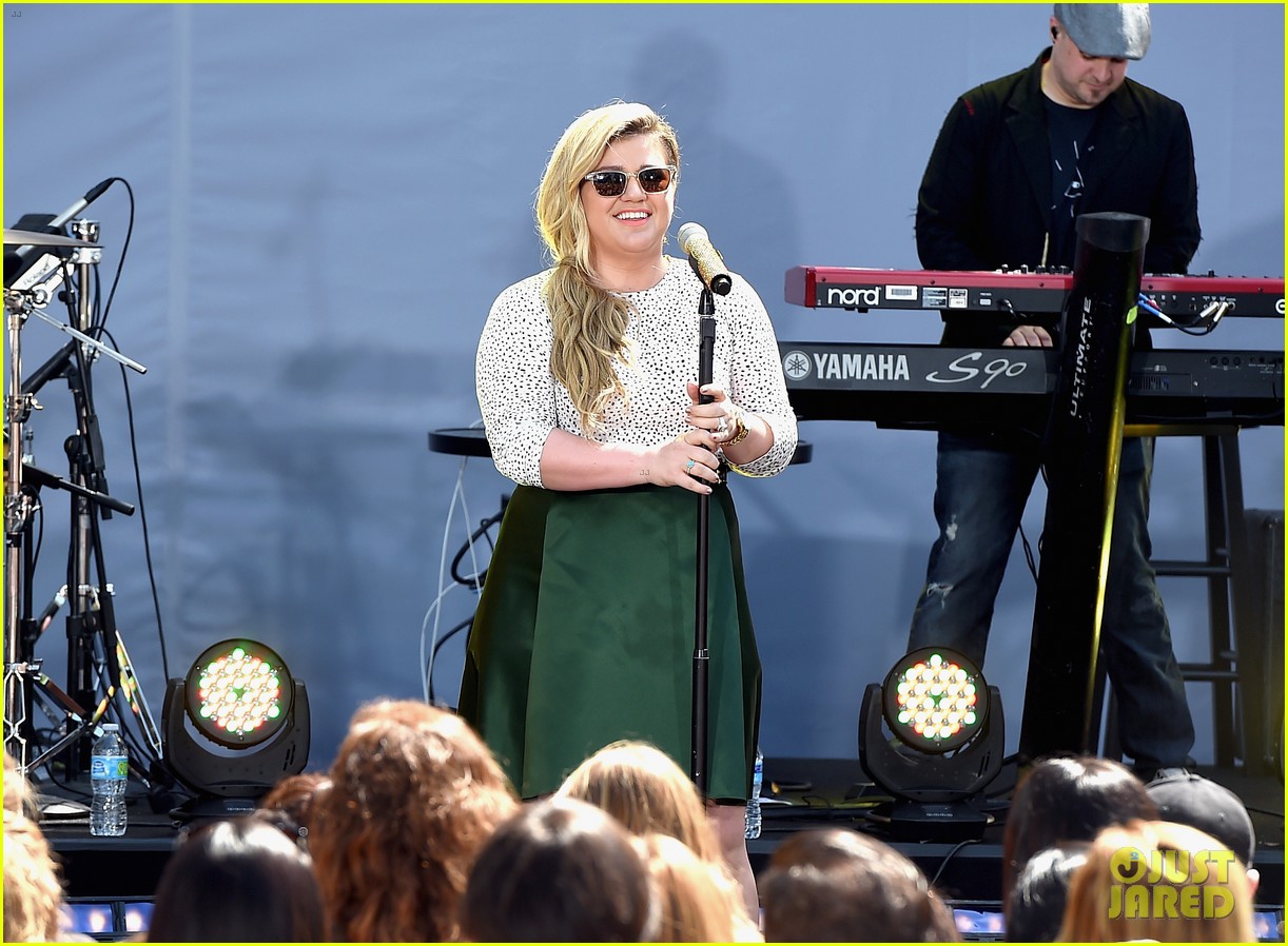 kelly clarkson performs before mentoring american idol contestants 063338664