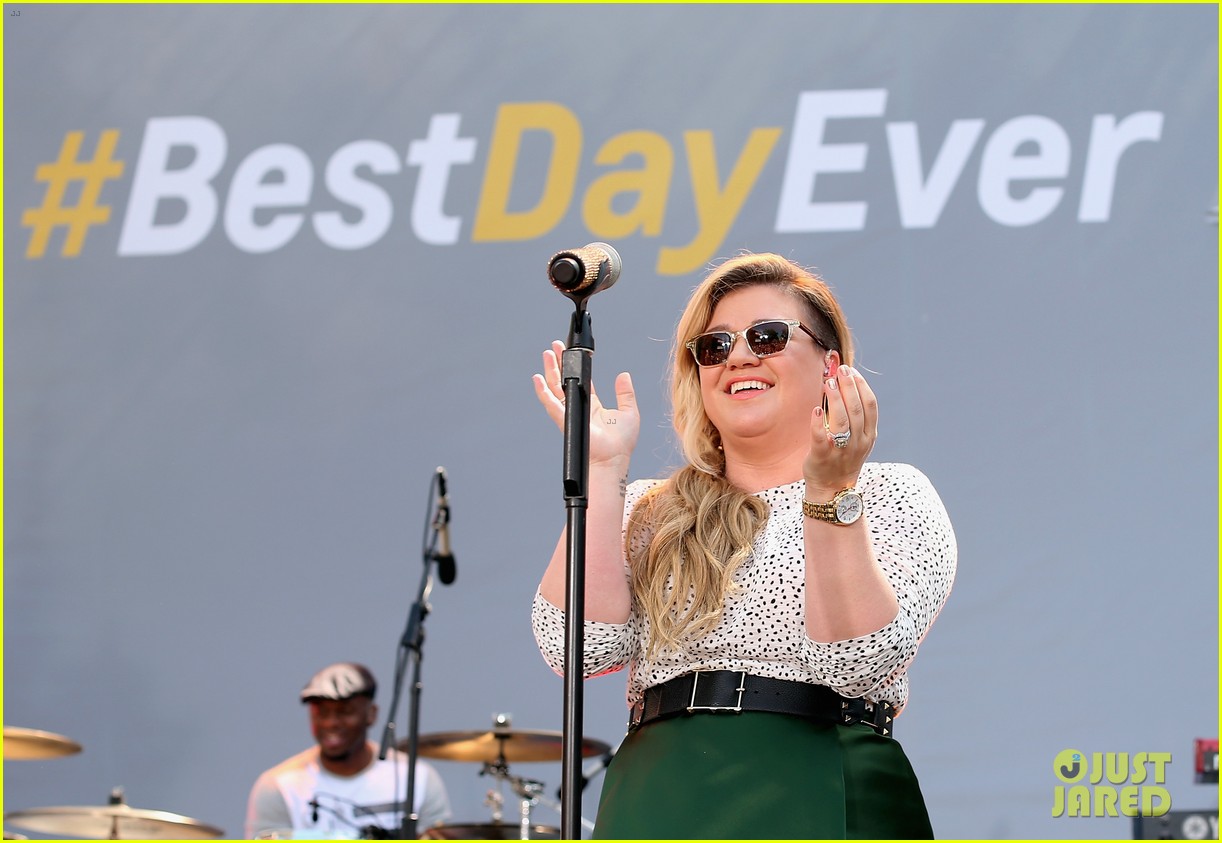 kelly clarkson performs before mentoring american idol contestants 073338665