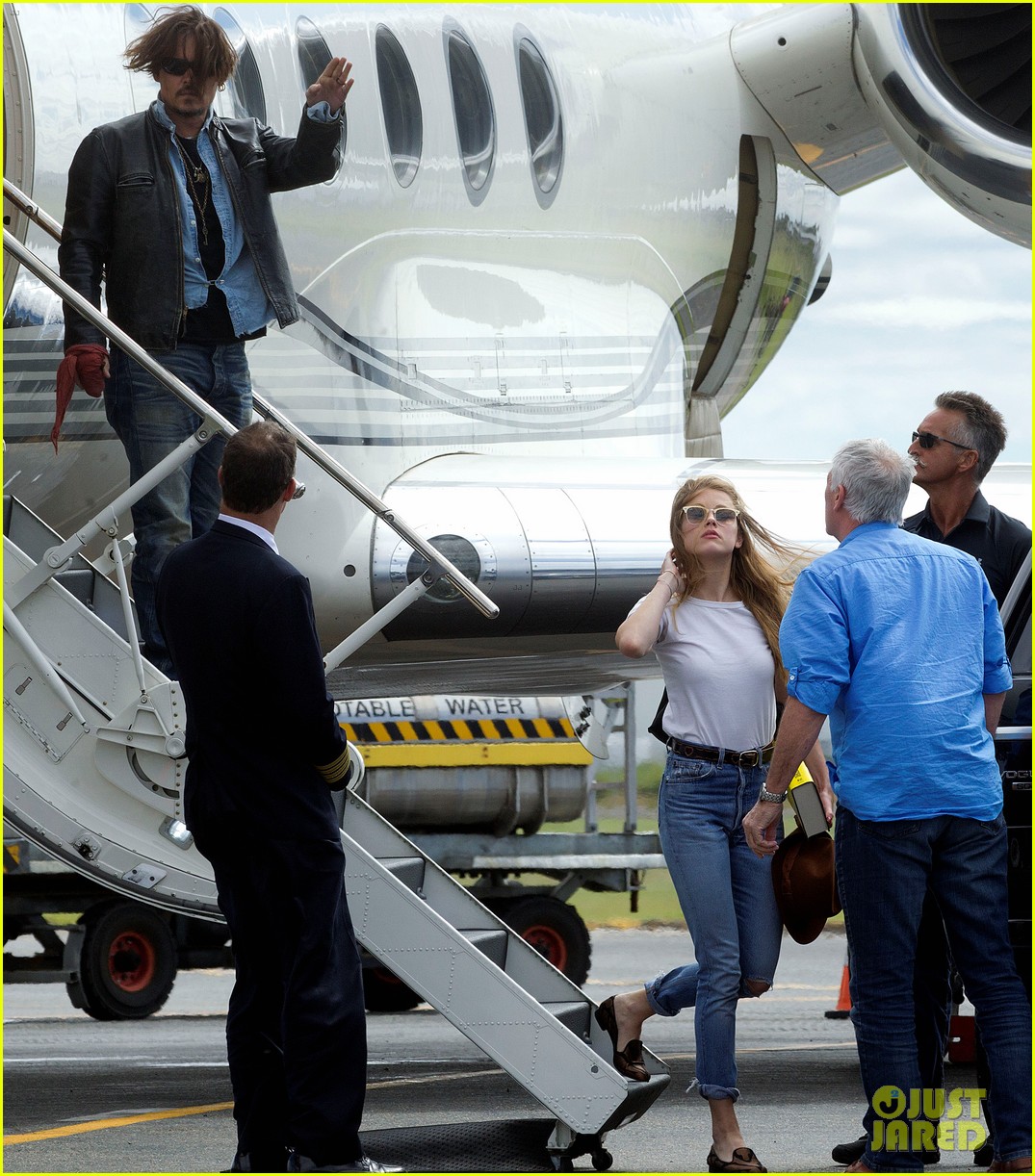 Johnny Depp And Amber Heard Hold Hands For Australian Arrival Photo 3352001 Amber Heard Johnny