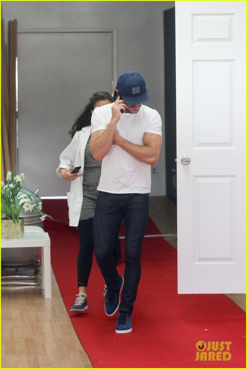 zac efrons biceps are on point while out with sami miro 103347454